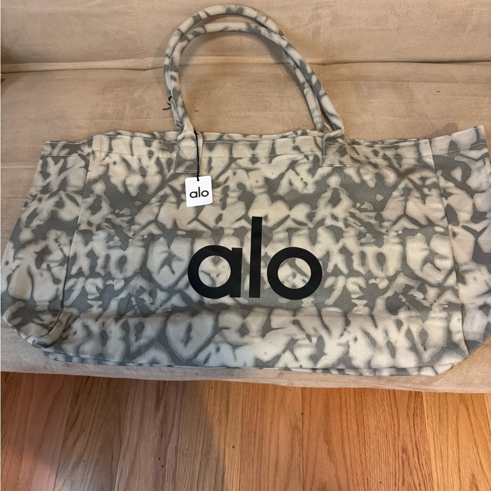 ALO Yoga Gray Tote Bag with Abstract Pattern